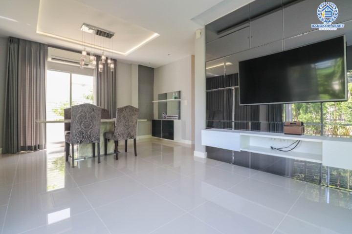 *****บ้านเดี่ยวมือสองนนทบุรี หมู่บ้าน ไลฟ์บางกอกบูเลอวาร์ด พระราม5 หลังมุม วิวสวน หน้าบ้านไม่ชนใคร จากแบรนด์ SC ASSET ฟังก์ชัน 3ห้องนอน 3 ห้องน้ำ 2 ที่จอดรถ พร้อมเฟอร์นิเจอร์บิวท์อินทั้งหลัง รองรับครอบครัวใหญ่  บนที่สุดแห่งทำเล เพียง 5 นาทีจาก MRT สถานีแยกติวานนท์ เชื่อมต่อทุกความลงตัวสู่ชีวิตสมบูรณ์แบบใกล้ถนนนครอินทร์ ถนนราชพฤกษ์ เดินทางสะดวกเหมือนอยู่ในเมือง